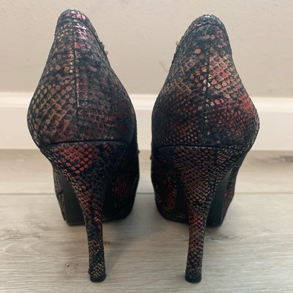 BCBG Generation red- bronze toned snakeskin inspired platform heels size 6.5 - Picture 6 of 8